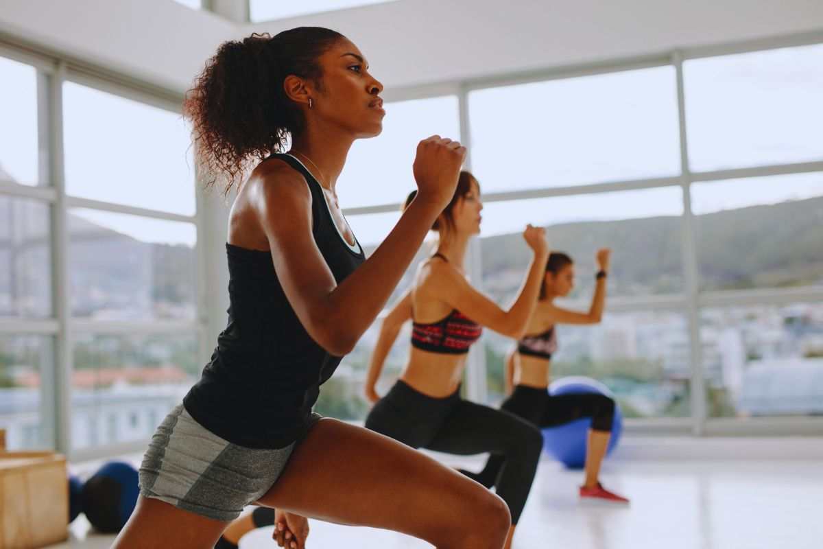 Ragazze che si allenano in palestra